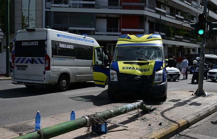 Το ιδιωτικό ασθενοφόρο που ενεπλάκη στο τροχαίο 
(φωτ.: EUROKINISSI / Τατιάνα Μπόλαρη)