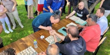 Συγκέντρωση και προσεκτικές κινήσεις για τους αυγομάχους (φωτ.: alpha-news.gr)