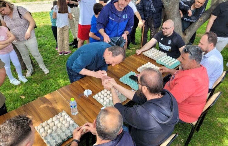 Συγκέντρωση και προσεκτικές κινήσεις για τους αυγομάχους (φωτ.: alpha-news.gr)