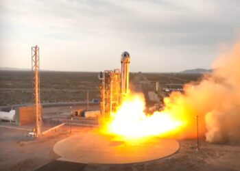 Ο πύραυλος την ώρα της απογείωσης (φωτ.: Χ/Blue Origin)