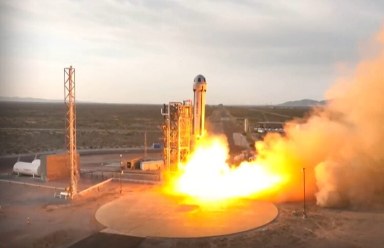 Ο πύραυλος την ώρα της απογείωσης (φωτ.: Χ/Blue Origin)