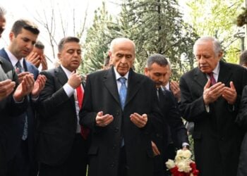 Κατά τη σημερινή πρώτη έξοδό του, ο Μπαχτσελί επισκέφθηκε τον τάφο του Αλπαρσλάν Τουρκές, ιστορικού ηγέτη του τουρκικού εθνικιστικού κινήματος και ιδρυτή του ΜΗΡ (φωτ.: facebook/
Kula kadın aile çocuk engelli platformu)