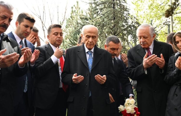 Κατά τη σημερινή πρώτη έξοδό του, ο Μπαχτσελί επισκέφθηκε τον τάφο του Αλπαρσλάν Τουρκές, ιστορικού ηγέτη του τουρκικού εθνικιστικού κινήματος και ιδρυτή του ΜΗΡ (φωτ.: facebook/
Kula kadın aile çocuk engelli platformu)