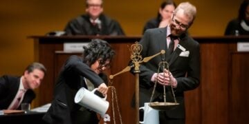 Χαρακτηριστικό στιγμιότυπο από τη δίκη (φωτ.: facebook/National Hellenic Museum)