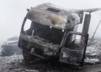 Καμένο ολοσχερώς και το φορτηγό που προσέκρουσε στα προπορευόμενα ΙΧ (φωτ.: EUROKINISSI)
