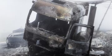 Καμένο ολοσχερώς και το φορτηγό που προσέκρουσε στα προπορευόμενα ΙΧ (φωτ.: EUROKINISSI)