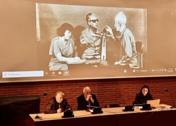 Χαρακτηριστική εικόνα του Στ. Ευσταθιάδη κατά τη συνέντευξη ενός Πόντιου πρόσφυγα (φωτ.: facebook/Γιάννης Καρυπίδης)