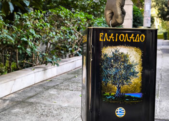 Τενεκές με ελαιόλαδο 
(φωτ.: EUROKINISSI / Γιώργος Κονταρίνης)