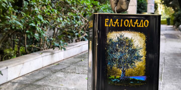Τενεκές με ελαιόλαδο 
(φωτ.: EUROKINISSI / Γιώργος Κονταρίνης)
