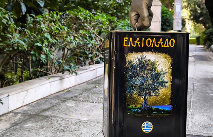 Τενεκές με ελαιόλαδο 
(φωτ.: EUROKINISSI / Γιώργος Κονταρίνης)