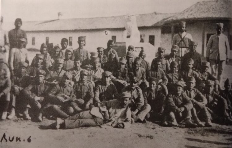 Έλληνες αιχμάλωτοι στο Ικόνιο το 1922 (φωτ.: «Η Έξοδος», τόμος Δ')