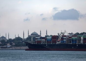 Εμπορευματικό πλοίο στον Βόσπορο περνά μπροστά από την Αγια-Σοφιά στην Κωνσταντινούπολη (φωτ.: EPA/Erdem Sahin)