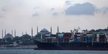 Εμπορευματικό πλοίο στον Βόσπορο περνά μπροστά από την Αγια-Σοφιά στην Κωνσταντινούπολη (φωτ.: EPA/Erdem Sahin)