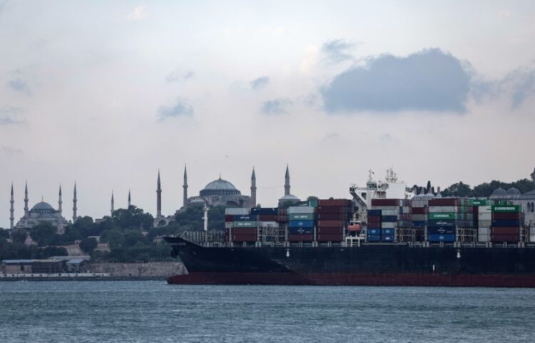 Εμπορευματικό πλοίο στον Βόσπορο περνά μπροστά από την Αγια-Σοφιά στην Κωνσταντινούπολη (φωτ.: EPA/Erdem Sahin)