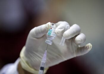 Νοσηλεύτρια ετοιμάζει δόση εμβολίου στη διάρκεια εμβολιαστικού προγράμματος στην Ινδονησία (φωτ. αρχείου: . EPA/Hotli Simanjuntak)