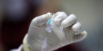 Νοσηλεύτρια ετοιμάζει δόση εμβολίου στη διάρκεια εμβολιαστικού προγράμματος στην Ινδονησία (φωτ. αρχείου: . EPA/Hotli Simanjuntak)