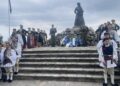 Στεφάνια στο μνημείο του Ολοκαυτώματος στη Νάουσα (φωτ.: facebook/Συρμούλα Τζήμα-Τόπη)