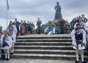 Στεφάνια στο μνημείο του Ολοκαυτώματος στη Νάουσα (φωτ.: facebook/Συρμούλα Τζήμα-Τόπη)