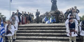 Στεφάνια στο μνημείο του Ολοκαυτώματος στη Νάουσα (φωτ.: facebook/Συρμούλα Τζήμα-Τόπη)
