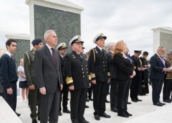 Στιγμιότυπο από την επιμνημόσυνη δέηση στο Πολεμικό Κοιμητήριο Φαλήρου (φωτ.: Υπουργείο Εθνικής Άμυνας)