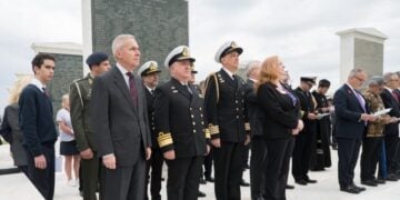 Στιγμιότυπο από την επιμνημόσυνη δέηση στο Πολεμικό Κοιμητήριο Φαλήρου (φωτ.: Υπουργείο Εθνικής Άμυνας)