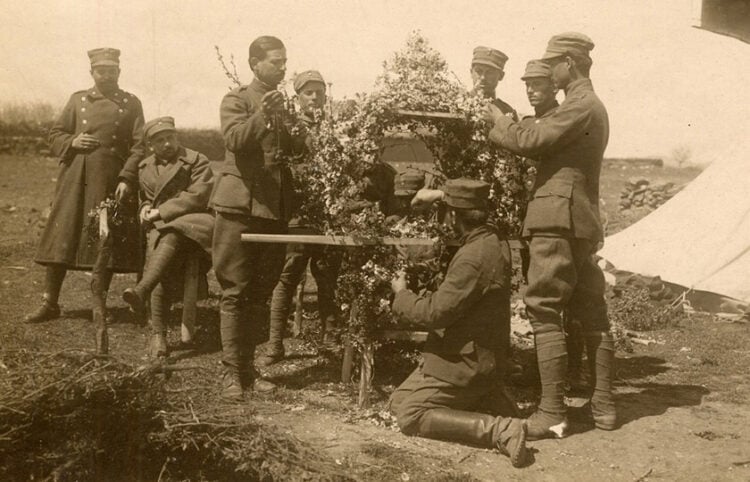 Στρατιώτες στολίζουν τον επιτάφιο, 1η Απριλίου 1922 (πηγή: Φωτογραφικό Αρχείο του Εθνικού Ιστορικού Μουσείου)