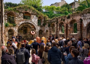Ακολουθία του Επιτάφιου Θρήνου στα ερείπια της Παναγίας Παραμυθίας, στο Φανάρι (φωτ.: Φως Φαναρίου)