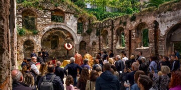Ακολουθία του Επιτάφιου Θρήνου στα ερείπια της Παναγίας Παραμυθίας, στο Φανάρι (φωτ.: Φως Φαναρίου)