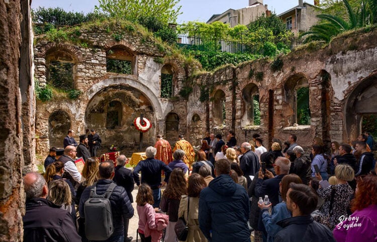 Ακολουθία του Επιτάφιου Θρήνου στα ερείπια της Παναγίας Παραμυθίας, στο Φανάρι (φωτ.: Φως Φαναρίου)
