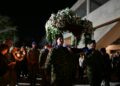 Μέλη της Προεδρικής Φρουράς κρατούν τον επιτάφιο του Αγίου Νικολάου Ρηγίλλης (φωτ.: EUROKINISSI/Τατιάνα Μπόλαρη)