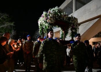 Μέλη της Προεδρικής Φρουράς κρατούν τον επιτάφιο του Αγίου Νικολάου Ρηγίλλης (φωτ.: EUROKINISSI/Τατιάνα Μπόλαρη)