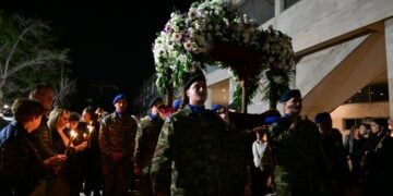 Μέλη της Προεδρικής Φρουράς κρατούν τον επιτάφιο του Αγίου Νικολάου Ρηγίλλης (φωτ.: EUROKINISSI/Τατιάνα Μπόλαρη)