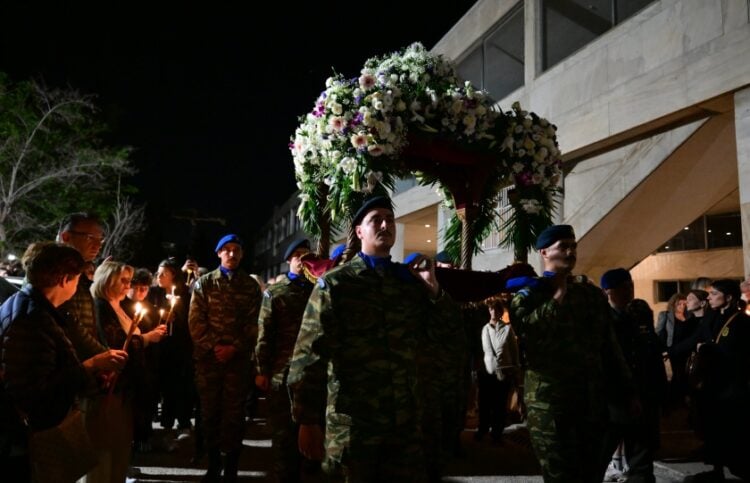 Μέλη της Προεδρικής Φρουράς κρατούν τον επιτάφιο του Αγίου Νικολάου Ρηγίλλης (φωτ.: EUROKINISSI/Τατιάνα Μπόλαρη)