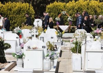Ο επιτάφιος στους διαδρόμους των κοιμητηρίων της Καλαμαριάς (φωτ.: EUROKINISSI/Ραφαήλ Γεωργιάδης)