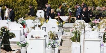 Ο επιτάφιος στους διαδρόμους των κοιμητηρίων της Καλαμαριάς (φωτ.: EUROKINISSI/Ραφαήλ Γεωργιάδης)