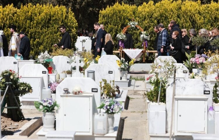 Ο επιτάφιος στους διαδρόμους των κοιμητηρίων της Καλαμαριάς (φωτ.: EUROKINISSI/Ραφαήλ Γεωργιάδης)