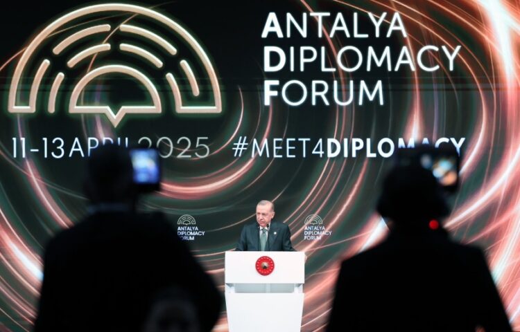 Στιγμιότυπο από την ομιλία του Ρετζέπ Ταγίπ Ερντογάν στο Φόρουμ Διπλωματίας της Αττάλειας (φωτ.: Χ/T.C. Cumhurbaşkanlığı)