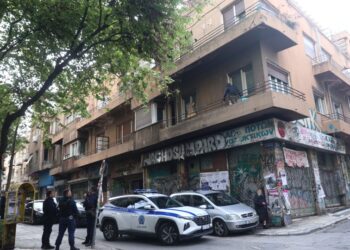 Αστυνομικοί ερεύνησαν το κτήριο στη συμβολή των οδών Θεμιστοκλέους και Κωλέττη (φωτ.: EUROKINISSI/Γιάννης Παναγόπουλος)