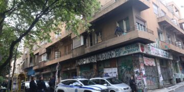 Αστυνομικοί ερεύνησαν το κτήριο στη συμβολή των οδών Θεμιστοκλέους και Κωλέττη (φωτ.: EUROKINISSI/Γιάννης Παναγόπουλος)
