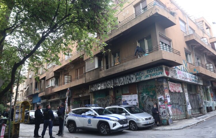 Αστυνομικοί ερεύνησαν το κτήριο στη συμβολή των οδών Θεμιστοκλέους και Κωλέττη (φωτ.: EUROKINISSI/Γιάννης Παναγόπουλος)