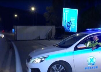 Περιπολικό κλείνει το δρόμο όπου έχει ανατραπεί η νταλίκα (φωτ.: glomex)