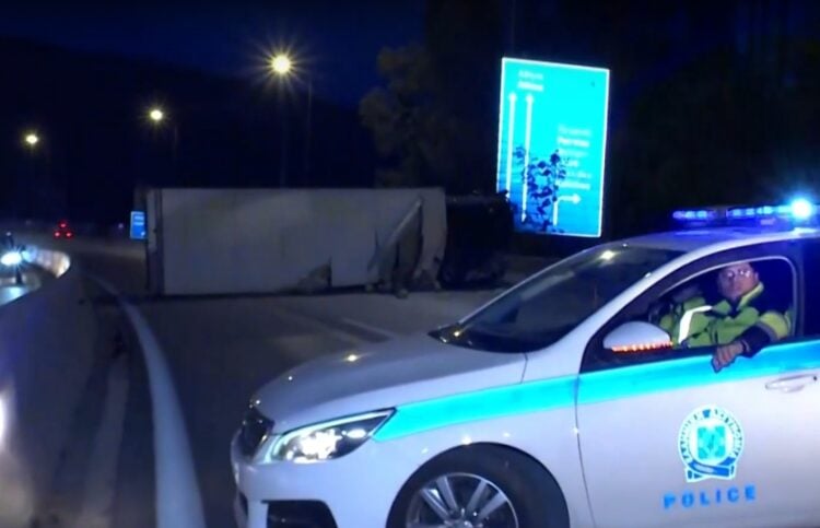 Περιπολικό κλείνει το δρόμο όπου έχει ανατραπεί η νταλίκα (φωτ.: glomex)