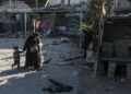 Παλαιστίνια μητέρα μαζί με παιδιά της προσπαθούν να αποφύγουν τους ισραηλινούς βομβαρδισμούς σε σχολείο, στη Γάζα (φωτ.: EPA/Mohammed Saber)