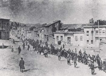 Ένοπλοι απομακρύνουν την πνευματική και οικονομική ελίτ του Χαρπούτ (Δυτική Αρμενία). Εκτελέστηκαν σε κοντινή τοποθεσία τον Μάιο του 1915 (πηγή: Wikipedia / Πολιτικά Αρχεία του γερμανικού υπουργείου Εξωτερικών)