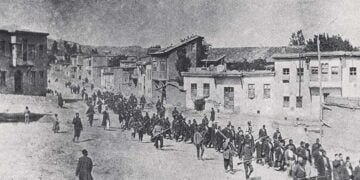 Ένοπλοι απομακρύνουν την πνευματική και οικονομική ελίτ του Χαρπούτ (Δυτική Αρμενία). Εκτελέστηκαν σε κοντινή τοποθεσία τον Μάιο του 1915 (πηγή: Wikipedia / Πολιτικά Αρχεία του γερμανικού υπουργείου Εξωτερικών)