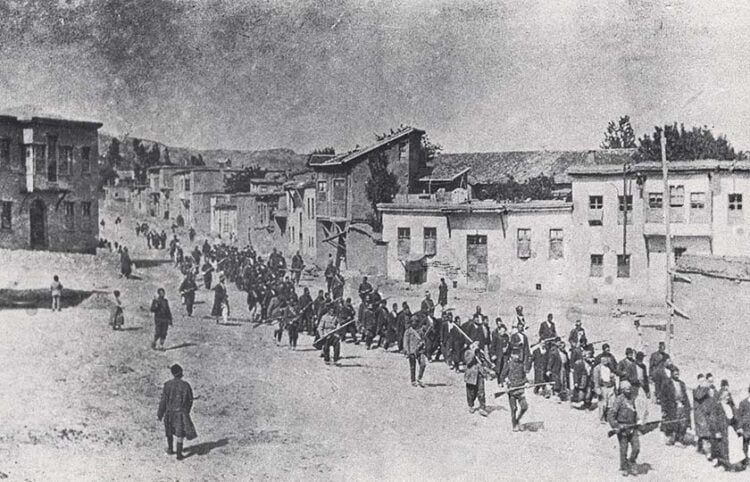 Ένοπλοι απομακρύνουν την πνευματική και οικονομική ελίτ του Χαρπούτ (Δυτική Αρμενία). Εκτελέστηκαν σε κοντινή τοποθεσία τον Μάιο του 1915 (πηγή: Wikipedia / Πολιτικά Αρχεία του γερμανικού υπουργείου Εξωτερικών)