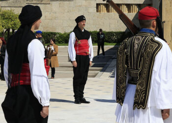 Εύζωνες με τη θρακική στολή στο Μνημείο του Άγνωστου Στρατιώτη για την Ημέρα Μνήμης για τον θρακικό ελληνισμό (φωτ.: EUROKINISSI / Γιώργος Κονταρίνης)