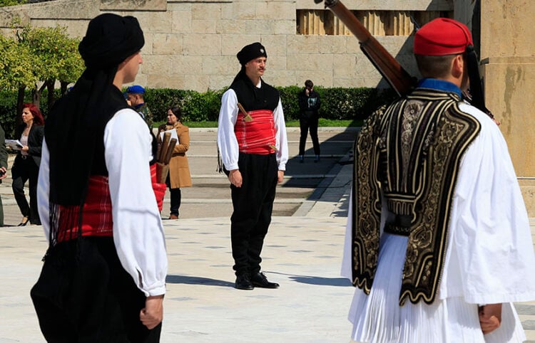 Εύζωνες με τη θρακική στολή στο Μνημείο του Άγνωστου Στρατιώτη για την Ημέρα Μνήμης για τον θρακικό ελληνισμό (φωτ.: EUROKINISSI / Γιώργος Κονταρίνης)