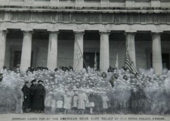 Επεξεργασμένη φωτογραφία που απεικονίζει ορφανά από την Αρμενία υπό τη φροντίδα του Αμερικανικού Ερυθρού Σταυρού στην Αθήνα (φωτ.: Αρμενουί Κασπαριάν)