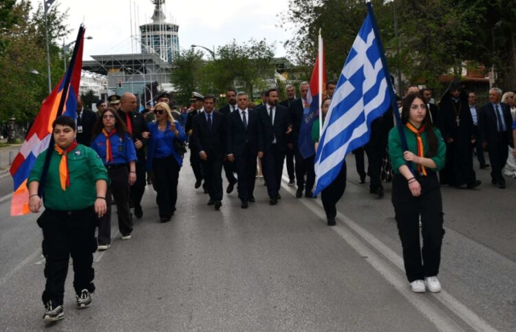 Επίσημοι και μέλη της Αρμένικης κοινότητας κατευθύνονται στο Γ' Σώμα Στρατού (φωτ.: Υπουργείο Εσωτερικών)